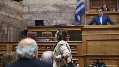 Η Εισαγγελέας του Αρείου Πάγου αποχωρεί από την ομιλία Τσίπρα: Η αναφορά στις υποκλοπές και τα Τέμπη που την εξόργισε