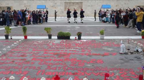 Στο κόκκινο η πόλωση στην πολιτική σκηνή: Σε επιφυλακή η κυβέρνηση ενόψει παρελάσεων μετά την επίθεση στον Μάκη Βορίδη
