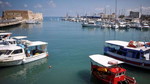 Έκλεισε η διαδρομή στο Ενετικό λιμάνι του Ηρακλείου, για να αποφευχθεί ο συνωστισμός