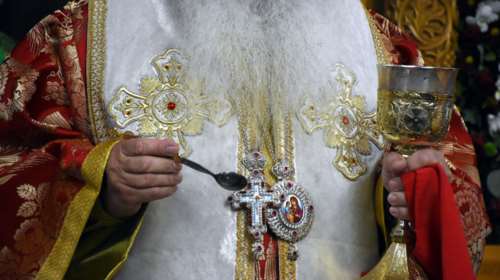 Απίστευτο: Ιερέας έκλεινε ραντεβού μέσω... SMS, για να κοινωνήσει πιστούς