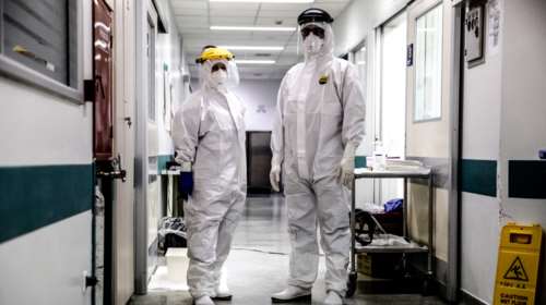 Κορονοϊός - έρευνα: Η μοναξιά του ασθενούς και η αγωνία των συγγενών έξω από τις ΜΕΘ