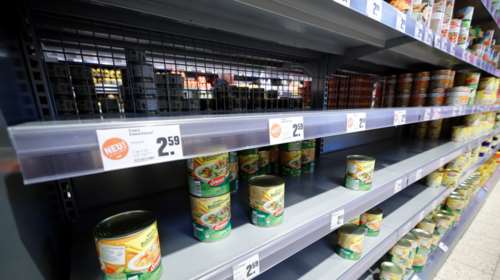 Κορονοϊός: Άδεια ράφια στο Λονδίνο - Ξεπούλησαν ζυμαρικά, αλεύρι και χαρτί τουαλέτας