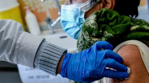 Καμπανάκι CDC: Ερευνα για πιθανή σύνδεση του επικαιροποιημένου εμβολίου της Pfizer με κίνδυνο εγκεφαλικού στους άνω των 65