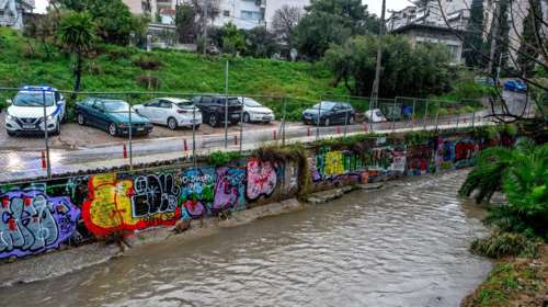 Κακοκαιρία: Εκκενώθηκαν τρία σπίτια στον Άγιο Δημήτριο - Συναγερμός για το ρέμα της Πικροδάφνης που φούσκωσε