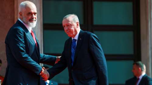 Ο Ερντογάν εγκαινίασε στην Αλβανία το μεγαλύτερο τζαμί των Βαλκανίων και κάνει &quot;δώρο&quot; στον Ράμα καμικάζι drones
