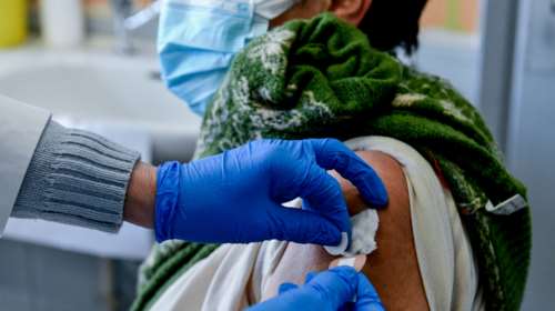 Κορονοϊός: Η προσωρινή διακοπή ενός ανοσοκατασταλτικού φαρμάκου διπλασιάζει τα αντισώματα μετά την τρίτη δόση