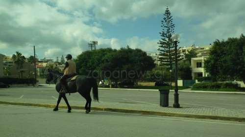 Βόλτα με κατοικίδιο; - Χανιώτης βγήκε στους δρόμους καβάλα σε άλογο [εικόνες - βίντεο]