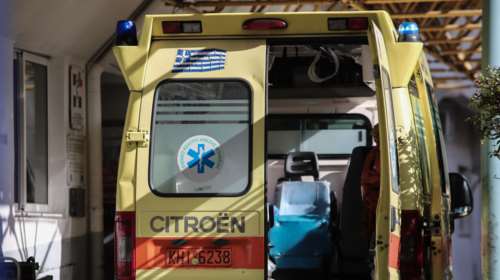 200 κλήσεις δέχεται κάθε βράδυ το ΕΚΑΒ στην Αττική, για μεταφορά ασθενών με κορονοϊό