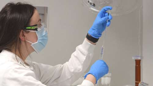 Κορονοϊός: Oι ειδικοί εξηγούν τι συμβαίνει με το εμβόλιο της AstraZeneca - Αναστολή ερευνών λόγω παρενεργειών