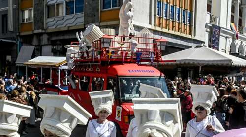 "Βουλιάζουν" οι πόλεις της Ελλάδας: Στην Πάτρα η καρδιά του καρναβαλιού - Δείτε live τη μεγάλη παρέλαση της Κυριακής