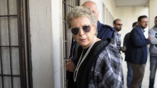 Η Έλενα Ακρίτα επιτίθεται στον Βαρτζόπουλο: Να πάρει τις απόψεις του και να τις ρίξει στον Καιάδα του σκοταδισμού