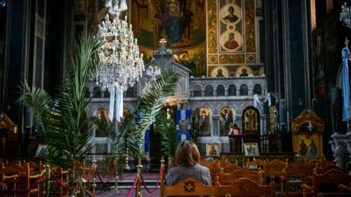 &quot;Ιερά&quot; κορονο-σκάνδαλα: Κρυφές λίστες πιστών για τους Χαιρετισμούς στις εκκλησίες - Μεσάζοντες οι ψάλτες και οι νεωκόροι