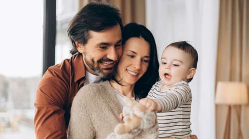 Η Ελλάδα αντιμέτωπη με το δημογραφικό αδιέξοδο της υπογεννητικότητας και οι ακριτικές περιοχές που αντιστέκονται