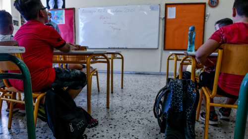 Απίστευτο σκηνικό στα Καλύβια: Εκανε &quot;ντου&quot; σε σχολείο και απείλησε καθηγήτρια επειδή έβγαλε εκτός αίθουσας τον γιο του