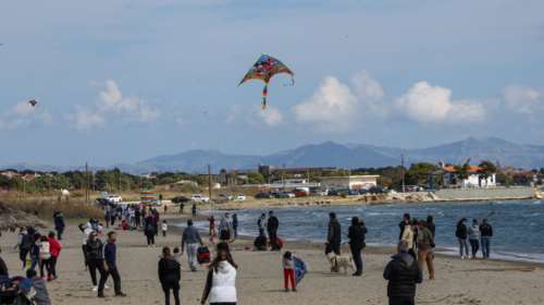 Καθαρά Δευτέρα: Τι να προσέξουμε όταν πετάμε χαρταετό - Οδηγίες για την αποφυγή ατυχημάτων