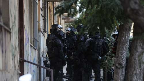 Συνελήφθη ύποπτος για την εμπρηστική επίθεση στον Real - Επιχείρηση της ΕΛΑΣ στα προσφυγικά της Αλεξάνδρας