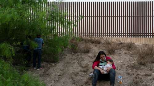 Σοκ: Διακινητής πέταξε δύο κοριτσάκια τριών και πέντε ετών από έναν τοίχο 4 μέτρων στα σύνορα ΗΠΑ - Μεξικού