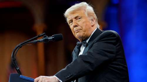 Ο Τραμπ αστειεύτηκε ότι θα ήθελε να γίνει ο επόμενος πάπας: &quot;Αυτή θα ήταν η πρώτη μου επιλογή&quot;