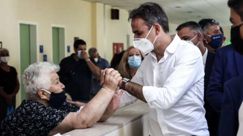 Κυριάκος Μητσοτάκης: Ήπιε και μια &quot;ρακή για τον δρόμο&quot; ο πρωθυπουργός στο ΠΑΓΝΗ [Βίντεο]