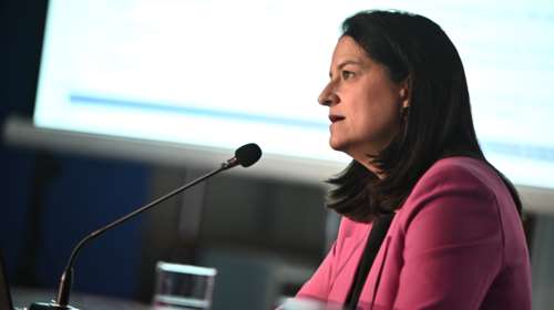 Πρεμιέρα για τον νέο κατώτατο μισθό – Η Νίκη Κεραμέως απαντά σε ερωτήματα πολιτών