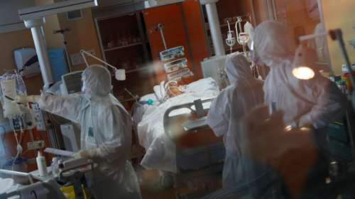 Κορονοϊός: &quot;Τσουνάμι&quot; ασθενών κατακλύζει τα νοσοκομεία του Λονδίνου - Έφτασαν 463 οι νεκροί