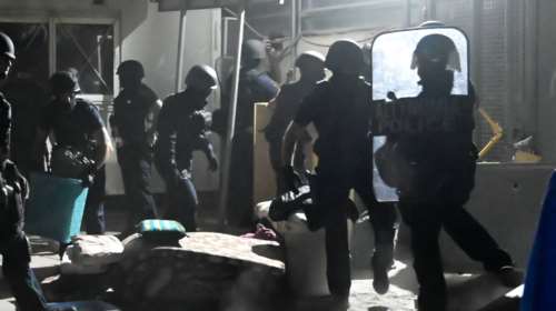 Ελαιώνας: Μετανάστες και αλληλέγγυοι επιτέθηκαν με πέτρες στο προσωπικό της δομής-  Αντιδρούν στο κλείσιμο [Εικόνες, βίντεο]