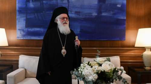 Σε λαϊκό προσκύνημα στη Μητρόπολη η σορός του Αρχιεπισκόπου Αλβανίας Αναστάσιου - Το σπουδαίο έργο του