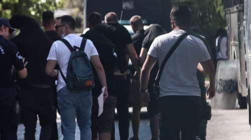 Δολοφονία στη Ν. Φιλαδέλφεια: Ώρα απολογιών για τους χούλιγκαν - Στην Ευελπίδων οι πρώτοι 30 κατηγορούμενοι