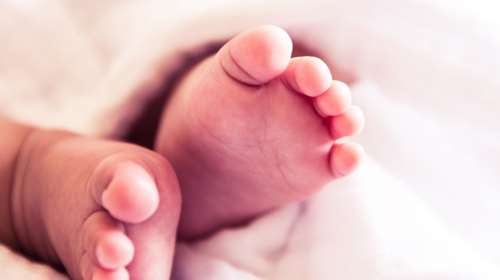 Θρίλερ με νεκρό βρέφος στη Λάρισα: Το έθαψαν σε χωράφι – Στη ΜΕΘ η 38χρονη μητέρα σε σοβαρή κατάσταση