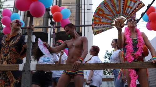 Athens Pride: Υπουργοί, ο Τσίπρας και στελέχη κομμάτων στην μεγάλη πορεία Υπερηφάνειας [εικόνες]