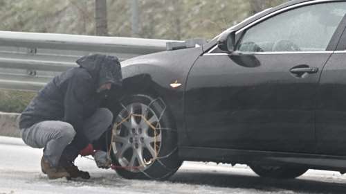 Συναγερμός για τον νέο χιονιά: Υποχρεωτικές οι αντιολισθητικές αλυσίδες σε όλη την Αττική - Ήχησε το 112 στην Εύβοια - &quot;Θα χιονίσει και στην Πεντέλη&quot;