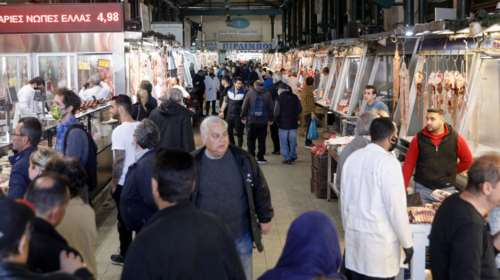 Απίστευτες ουρές και τεράστια αναμονή σε σούπερ μάρκετ και κρεοπωλεία [εικόνες - βίντεο]