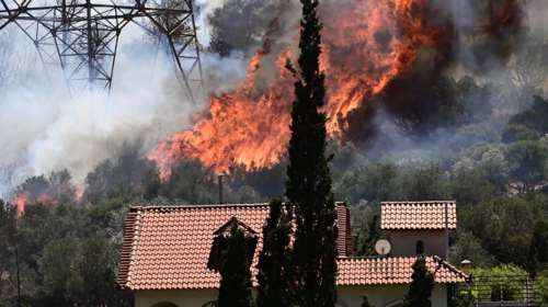Η φωτιά στην Κερατέα έχει ξεφύγει: Καίγονται σπίτια, εκκενώνονται οικισμοί μέσω 112- Φόβοι ότι θα φθάσει στα Καλύβια [βίντεο]