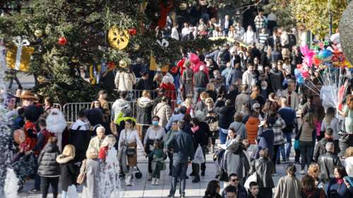 Σε χριστουγεννιάτικους ρυθμούς η αγορά - Βούλιαξε από κόσμο το κέντρο της Αθήνας [εικόνες]