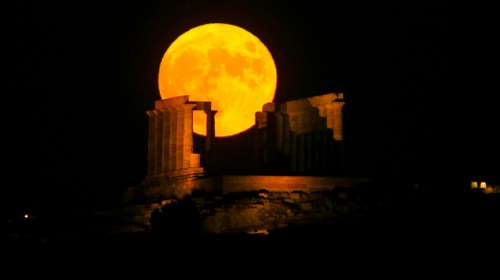 Πανσέληνος Αυγούστου: Μαγικές εικόνες από το τελευταίο φεγγάρι του καλοκαιριού