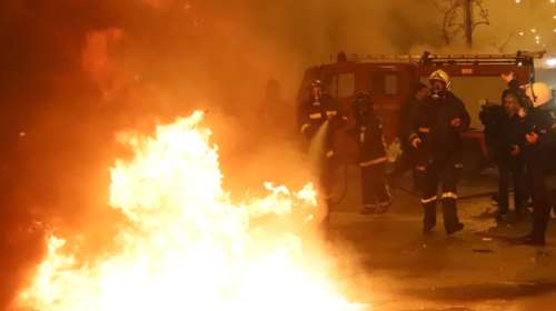 Επεισόδια με Ρομά στα Μέγαρα: Έκλεισε η Εθνική οδός -  Φωτιά στον Ασπρόπυργο, ακινητοποιήθηκαν αμαξοστοιχίες