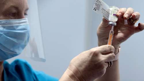 Εμβόλιο AstraZeneca: Τις επόμενες ώρες αποφασίζουν οι ειδικοί- Σκέψεις να τεθεί ηλικιακό όριο