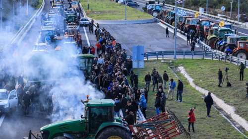 "Να εφαρμοστεί ο νόμος", λέει η κυβέρνηση για τα αγροτικά μπλόκα - "Κομματικά εγκάθετοι πυρπολούν τη συνάντηση"