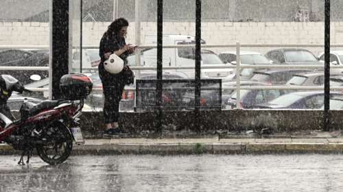 Κακοκαιρία &quot;Bettina&quot;: Οι οδηγίες της Πολιτικής Προστασίας για οδηγούς και πεζούς - &quot;Ασφαλίστε αντικείμενα και μη διασχίζετε ρέματα&quot;