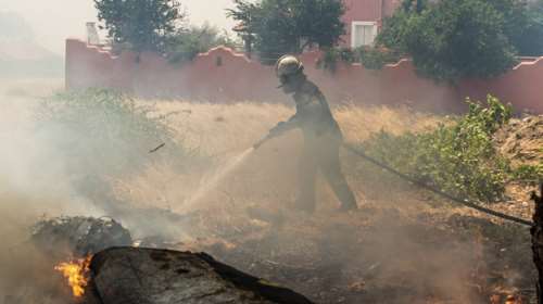 Φωτιά στη Ρόδο: Εκκενώνεται το Βάτι - Στα πρώτα σπίτια οι φλόγες σε Λούτσες και Ημερολιά Κέρκυρας
