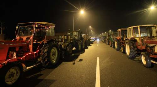 Ανυποχώρητοι οι αγρότες μετά τα επεισόδια στη Θεσσαλονίκη - Στήνονται νέα μπλόκα, ουρές χιλιομέτρων στα τελωνεία