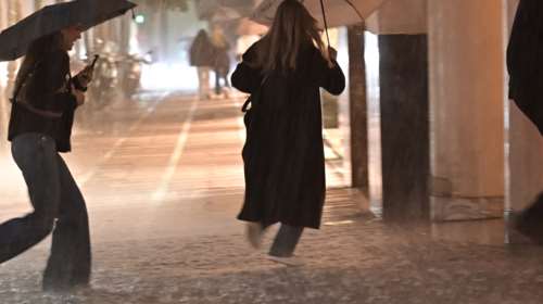 Η κακοκαιρία Byron &quot;χτυπά&quot; την Αττική: Καταιγίδες, αστραπές και κυκλοφοριακά προβλήματα στο Λεκανοπέδιο