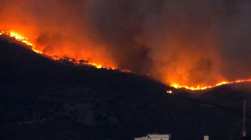 Πεντέλη: Σαρώνουν τα πάντα οι φλόγες, καίγεται το βουνό από άκρη σε άκρη - Βίντεο από την πύρινη λαίλαπα