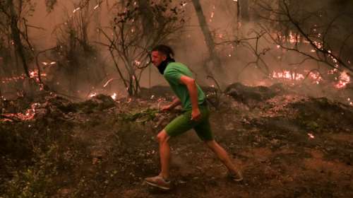 Φωτιά στην Εύβοια: Μάχη στη Γερακιού στο μέτωπο προς Ιστιαία - Συγκλονιστικές διασώσεις από ιδιώτες καπετάνιους [Βίντεο]