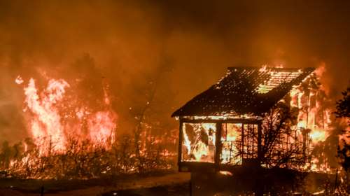 Δραματικές ώρες στα Βίλια: Κάηκαν σπίτια κοντά στον οικισμό - Στη μάχη με τις φλόγες και οι κάτοικοι [Εικόνες - Βίντεο]