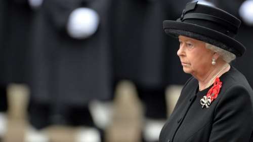 Αφοσιωμένη στον ρόλο της: Η βασίλισσα Ελισάβετ επέστρεψε στα καθήκοντά της παρά το πένθος