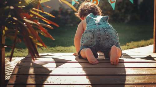 Ελασσόνα - Απίστευτο περιστατικό: Μωρό 10 μηνών μπουσούλαγε στη μέση του δρόμου τα μεσάνυχτα