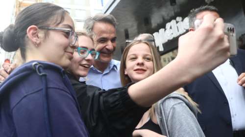 Βόλτα Μητσοτάκη στο κέντρο της Θεσσαλονίκης: Χαμόγελα, χειραψίες και selfie [εικόνες-βίντεο]