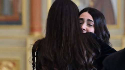 Κηδεία Κούγια: Η στιγμή που η Μάιρα ξεσπάει σε κλάματα και πέφτει στην αγκαλιά της Βατίδου, δίπλα στο φέρετρο [βίντεο]