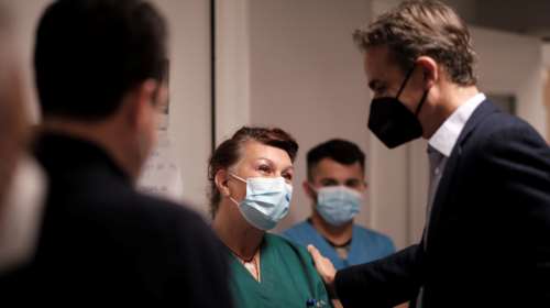 Στο "Σωτηρία" ο Κυριάκος Μητσοτάκης:  Έχουμε φροντίσει να ενισχύσουμε κι άλλο την άμυνα του συστήματος υγείας [Εικόνες]